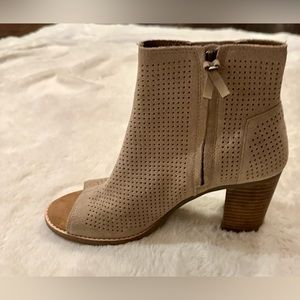 Women’s Toms Majorca Peep Toe Heeled Bootie. Size 8.5 Excellent Condition